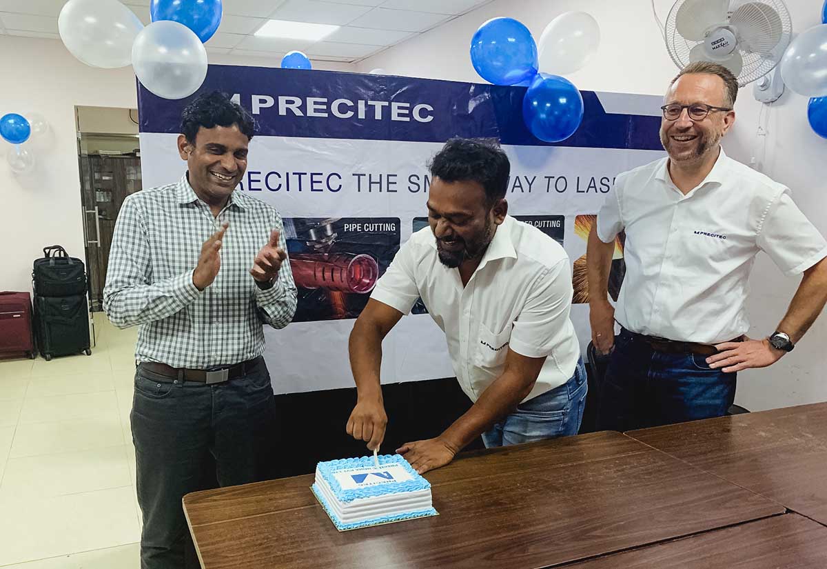 在 Precitec 印度分公司开业典礼上切蛋糕