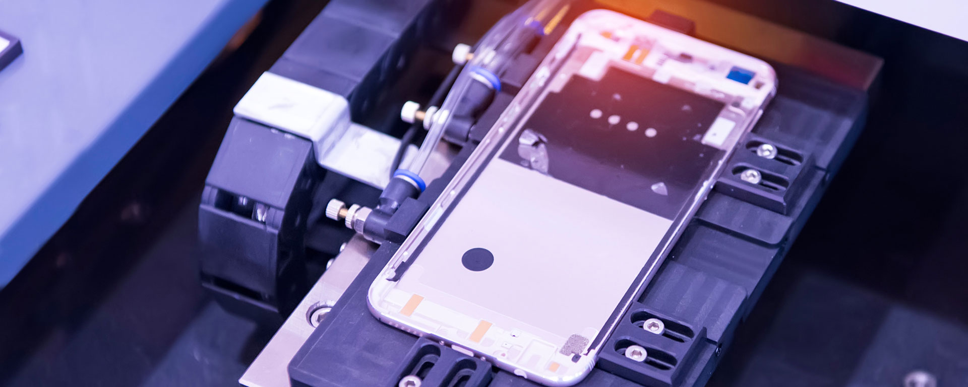 在线生产中托架中的智能手机内部